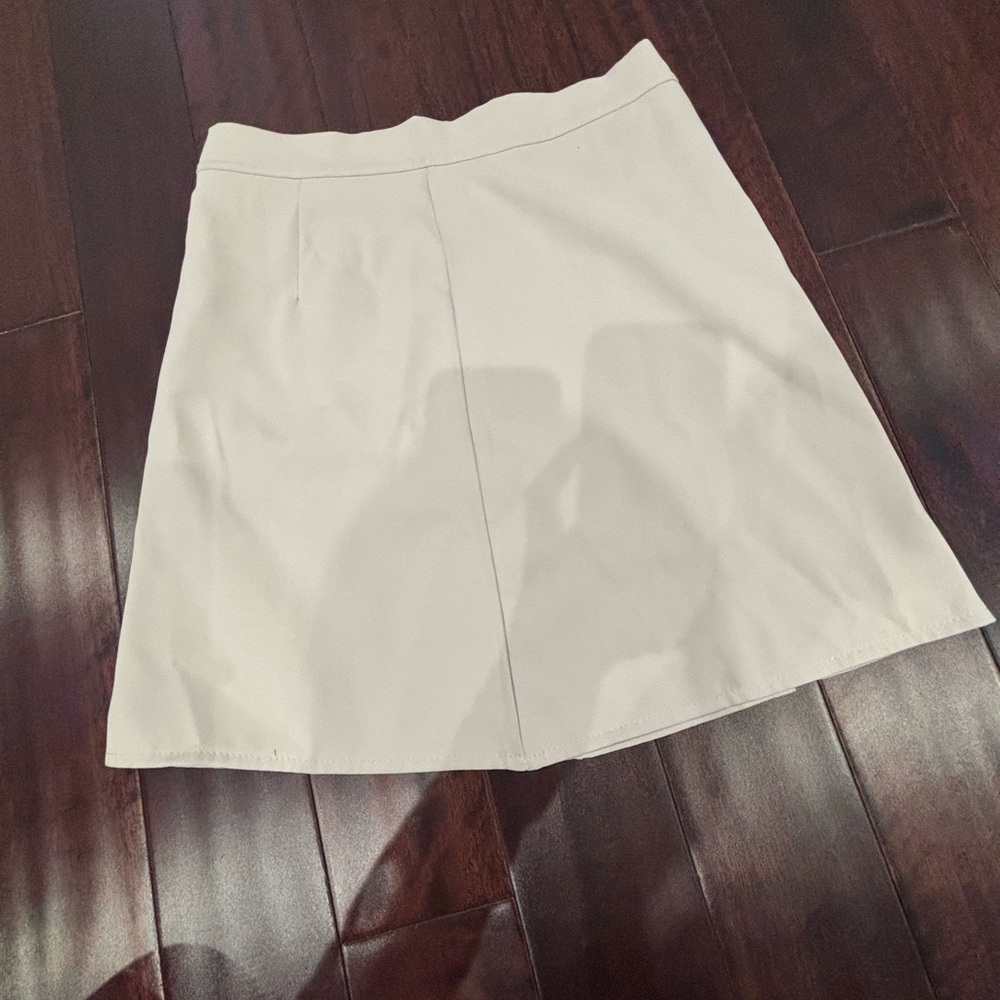NWOT: Cream Color Basic Skirt With Zipper